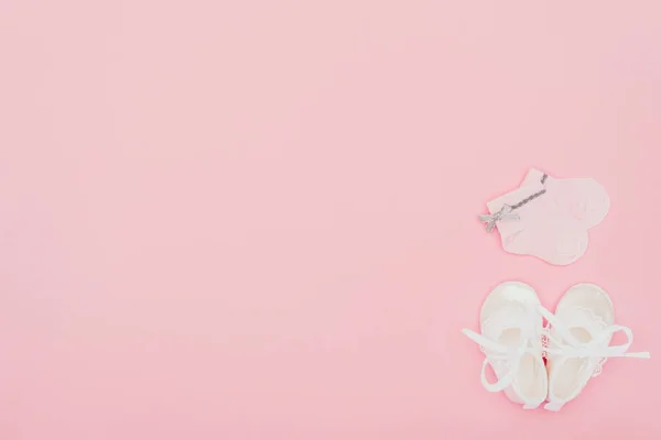 Vue de dessus des chaussettes et chaussures de bébé isolées sur rose — Photo de stock