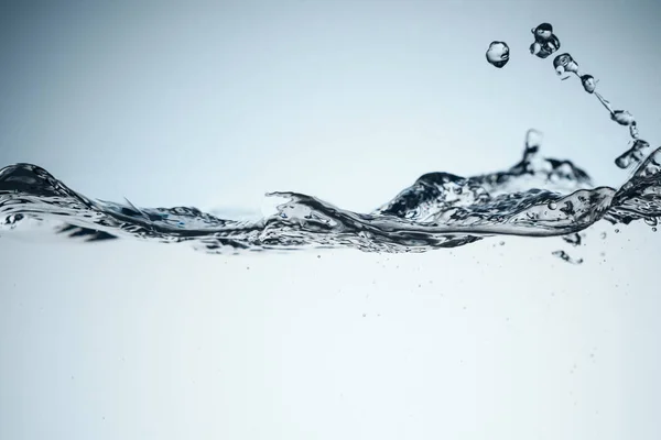 Minimalistischer Hintergrund mit klarem, fließendem Wasser, isoliert auf weiß — Stockfoto