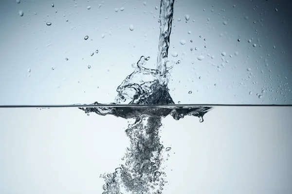 Sfondo con spruzzi d'acqua e bolle, isolato su bianco — Foto stock