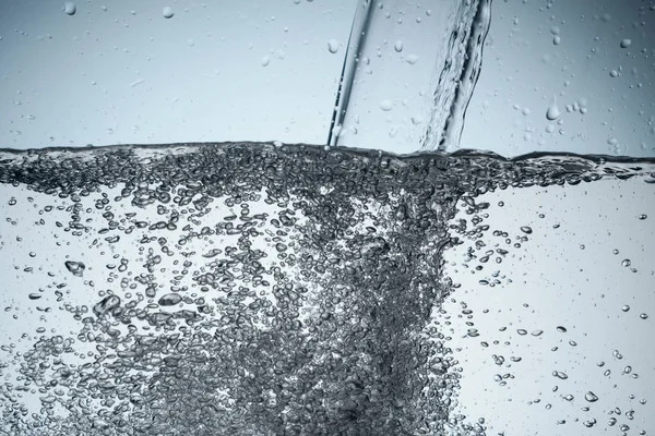 Textura com verter água com bolhas, isolado em branco — Fotografia de Stock