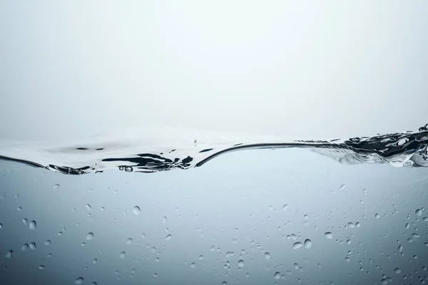 Минималистичная текстура с брызгами воды и капель, изолированные на белом — стоковое фото
