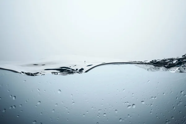 Texture minimaliste avec éclaboussures d'eau et gouttes, isolé sur blanc — Photo de stock