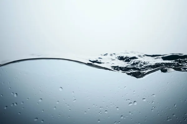 Fond avec éclaboussures d'eau et gouttes, isolé sur blanc — Photo de stock