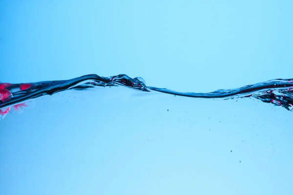 Texture minimaliste avec de l'eau courante, isolée sur bleu — Photo de stock