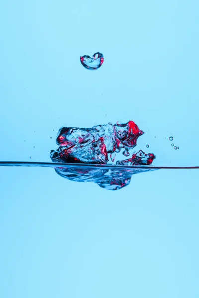Bolhas em água clara, isolado em azul — Fotografia de Stock