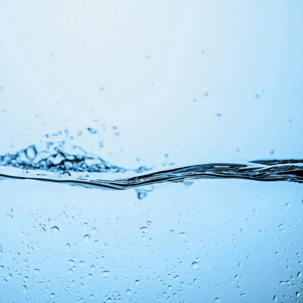 Fondo de agua que fluye con gotas, aislado en blanco - foto de stock