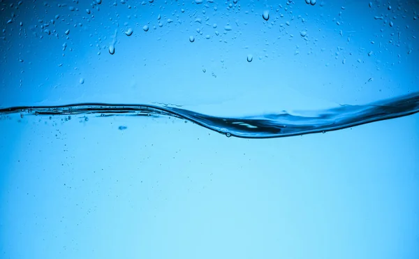 Texture de l'eau avec des gouttes, isolé sur bleu — Photo de stock