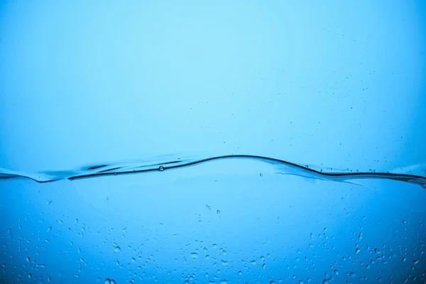 Textura de agua pura con gotas, aislado en azul — Stock Photo
