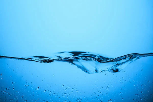 Textura de agua clara con gotas, aislado en azul — Stock Photo