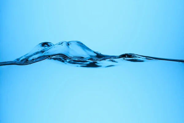 Textura pura de água corrente, isolado em azul — Fotografia de Stock