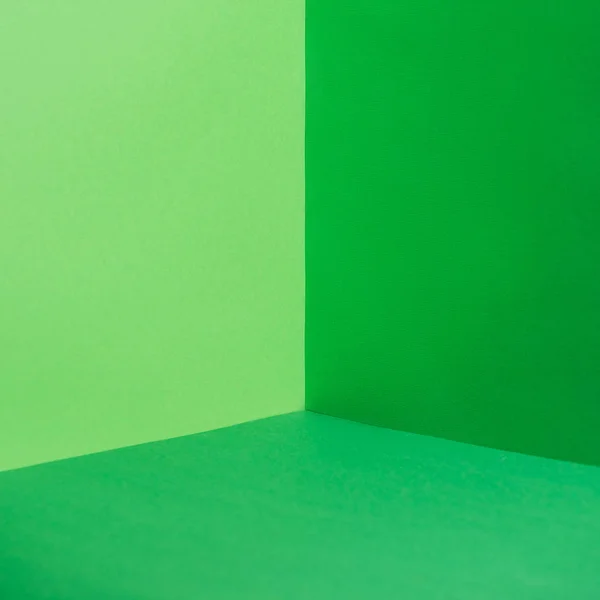 Пустой угол с зелеными стенами и полом — стоковое фото