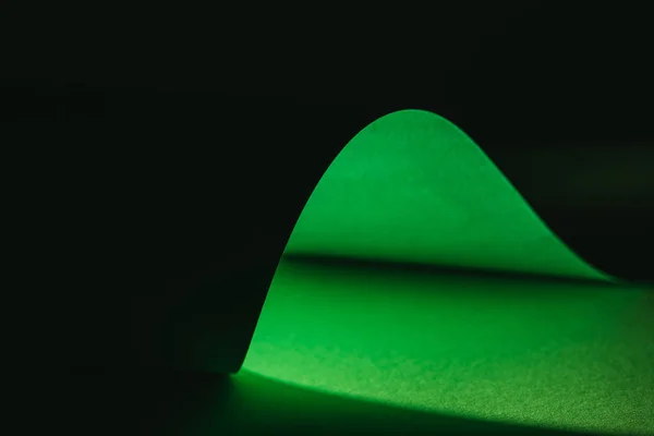 Papier gaufrage vert pour la décoration sur noir — Photo de stock