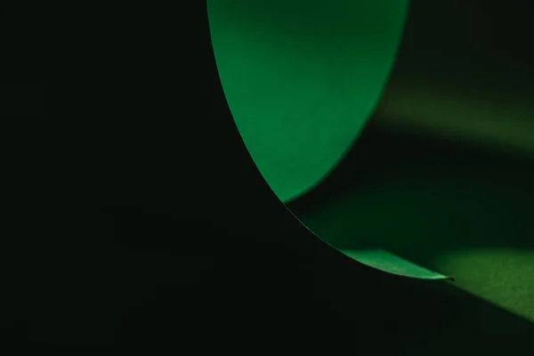 Papier gaufrage vert pour la décoration sur noir — Photo de stock