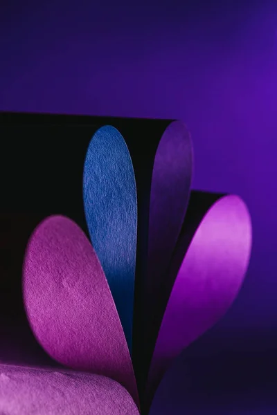 Verziehen lila und blaues Papier in Form einer Blume — Stockfoto