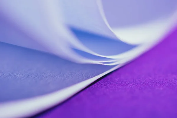 Vue rapprochée du papier blanc sur la surface violette — Photo de stock