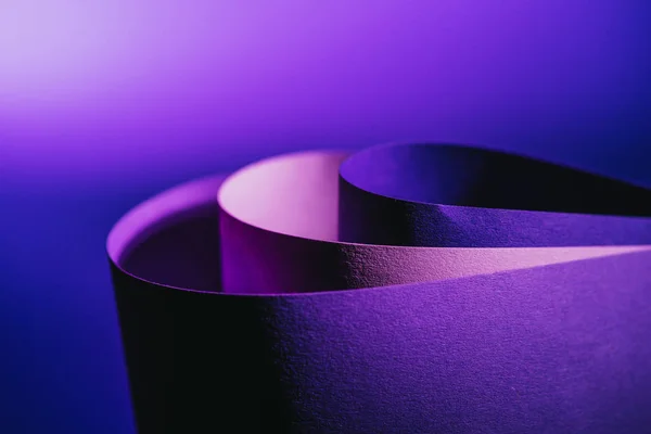 Vue rapprochée des arcs de papier violet et rose sur violet — Photo de stock