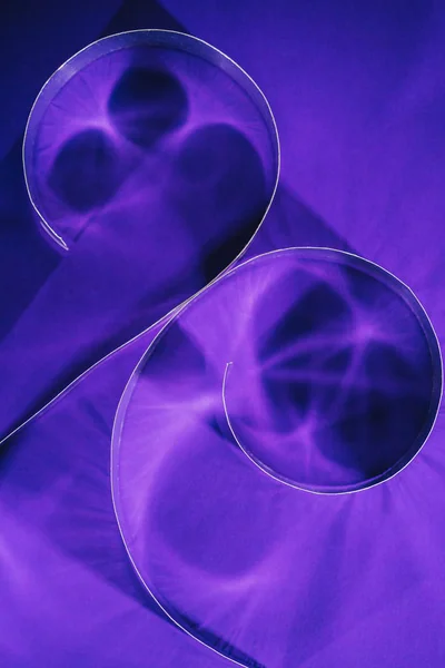 Vue surélevée des spirales de papier brillant sur violet — Photo de stock