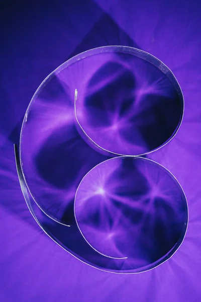 Vista elevada de espirales de papel sobre púrpura - foto de stock