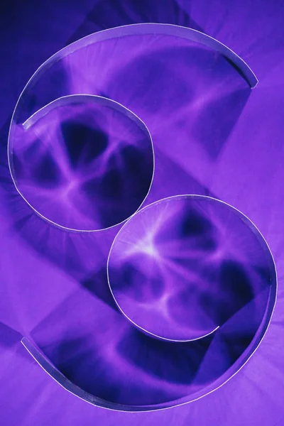 Вид зверху паперу у формі 69-го номера на фіолетовому — стокове фото