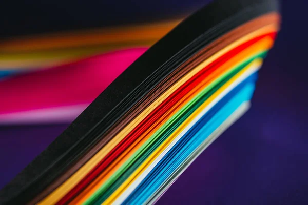 Farbig leuchtende Quiltpapierkurven auf lila — Stockfoto