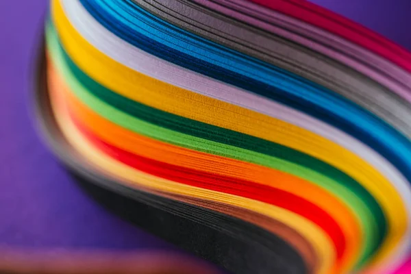 Primer plano de color brillante curvas de papel de molienda en púrpura - foto de stock