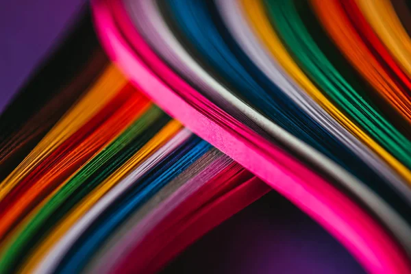 Крупным планом цветная яркая квиллинг бумага на фиолетовом — стоковое фото
