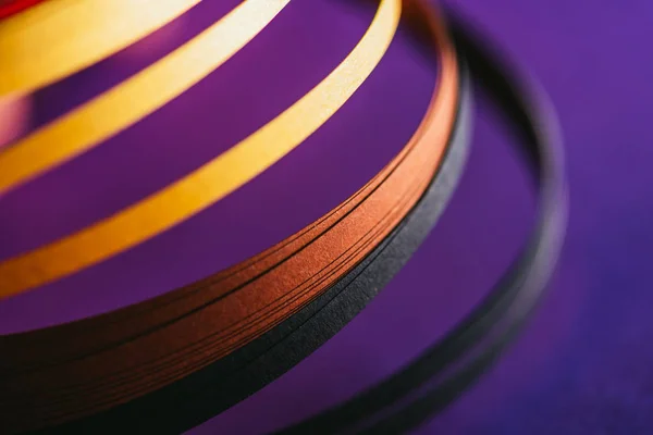 Primo piano di curve di carta quilling giallo e nero su viola — Foto stock