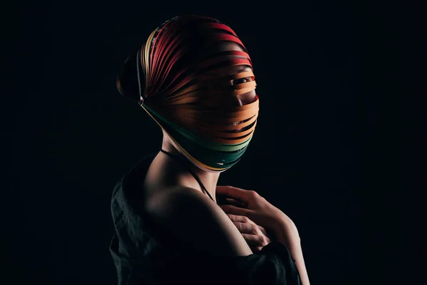 Femme avec papier piquant coloré sur la tête et épaule nue isolé sur noir — Photo de stock