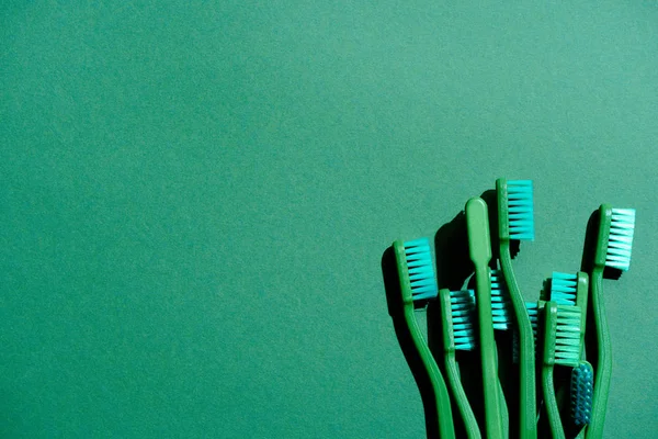 Вид сверху на зеленые зубные щетки, зеленый с копировальным пространством — стоковое фото
