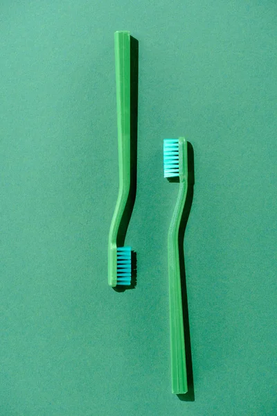 Vue de dessus des brosses à dents vertes, sur vert — Photo de stock