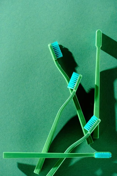 Vue de dessus des brosses à dents vertes, sur vert — Photo de stock