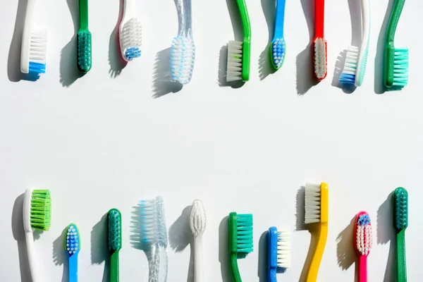 Différentes brosses à dents colorées, sur blanc avec espace de copie — Photo de stock