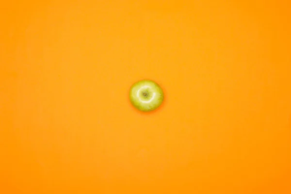 Vista superior de manzana fresca verde, aislada en naranja - foto de stock