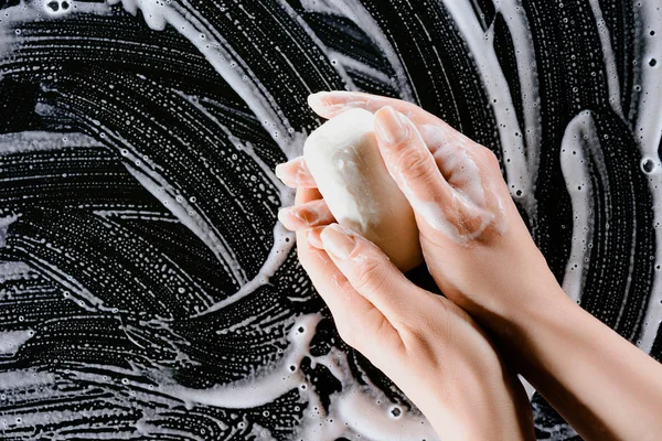 Abgeschnittene Ansicht einer Frau, die sich mit Seife die Hände wäscht — Stockfoto