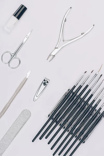 Vista dall'alto di set di utensili per manicure isolati su bianco — Foto stock