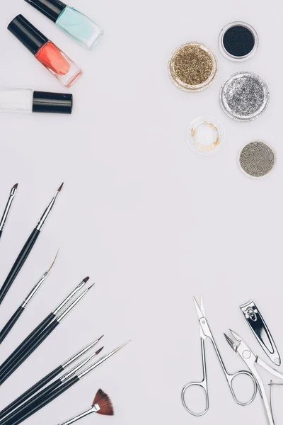 Vue de dessus des outils de manucure et des paillettes isolés sur blanc — Photo de stock