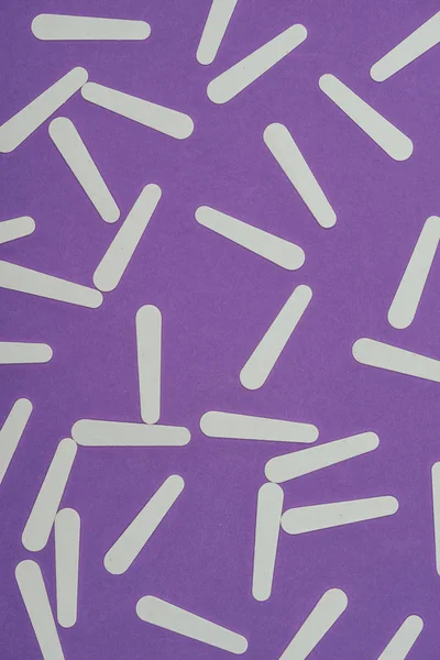 Vista superior de limas de uñas dispersas aisladas en púrpura - foto de stock