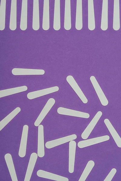 Vista superior de limas de uñas dispersas aisladas en púrpura - foto de stock