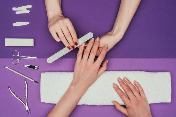 Image recadrée de clous de classement technicien ongles au client avec lime à ongles — Photo de stock