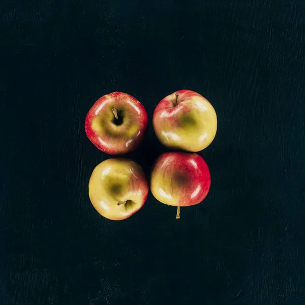 Vue de dessus des pommes fraîches disposées isolées sur noir — Photo de stock