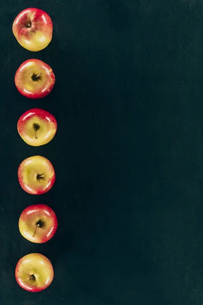 Top view of arranged fresh apples isolated on black — Stock Photo