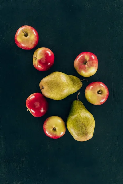 Top view of arrangement of fresh pears and apples isolated on black — Stock Photo