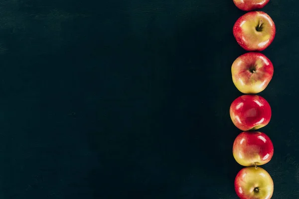 Top view of arranged fresh apples isolated on black — Stock Photo