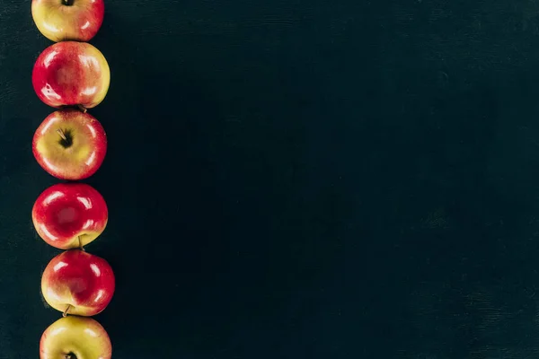 Vista superior de manzanas frescas dispuestas aisladas en negro - foto de stock