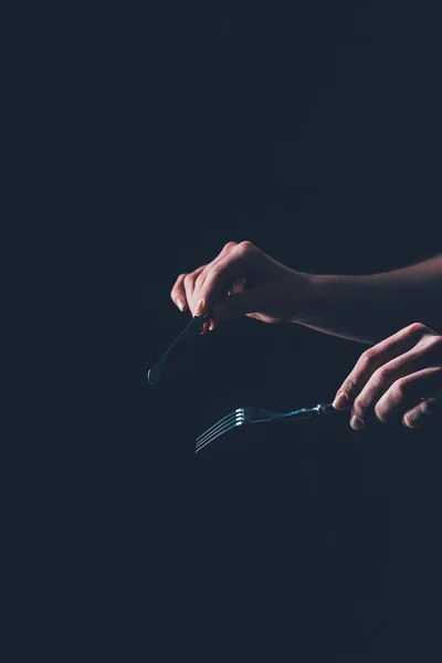 Tiro cortado de mulher segurando talheres nas mãos — Fotografia de Stock
