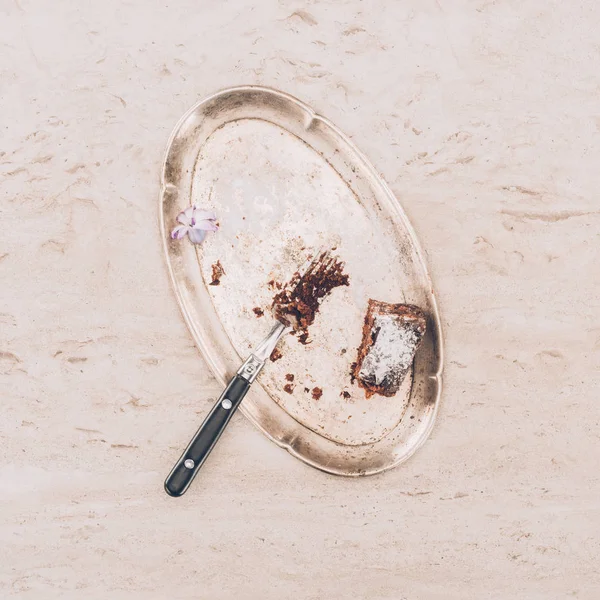 Vue rapprochée de la fourchette avec des morceaux de gâteau et un plateau antique sur la table — Photo de stock