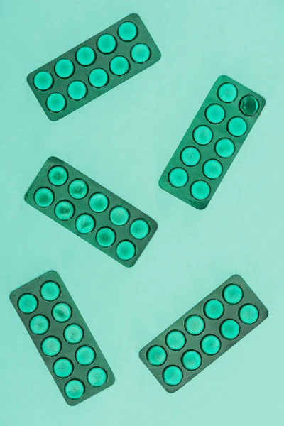 Vue du dessus des médicaments isolés sur fond vert — Photo de stock