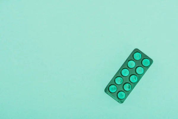 Draufsicht auf Medikamente isoliert auf grün — Stockfoto