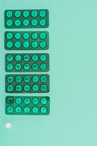 Vista superior de medicamentos isolados em verde — Fotografia de Stock