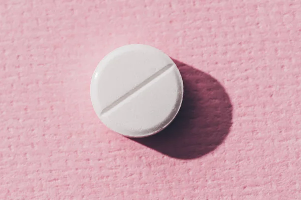 Vista de perto da medicina na superfície rosa — Fotografia de Stock